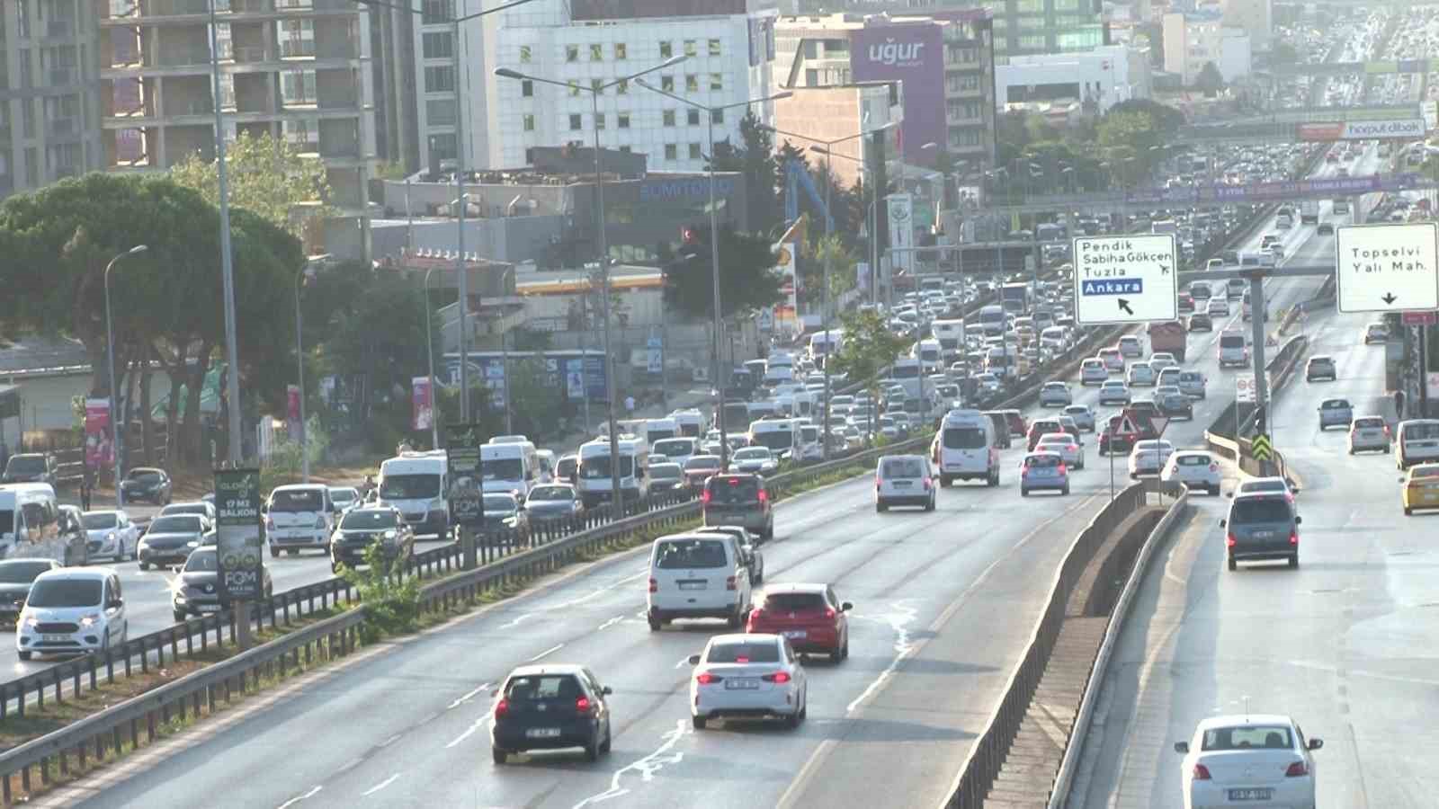 Okulların açıldığı ilk gün İstanbul’da trafik yoğunluğu yaşandı