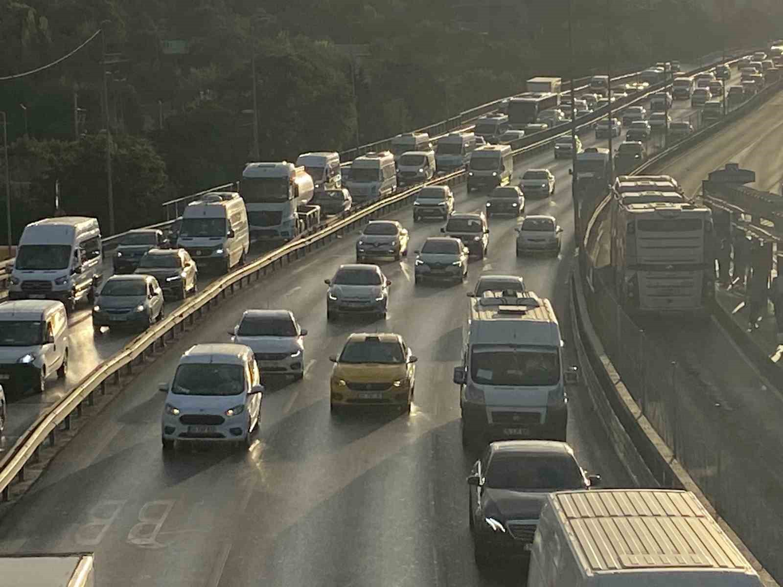 İstanbul’da okulların açılmasıyla trafik yoğunluğu arttı