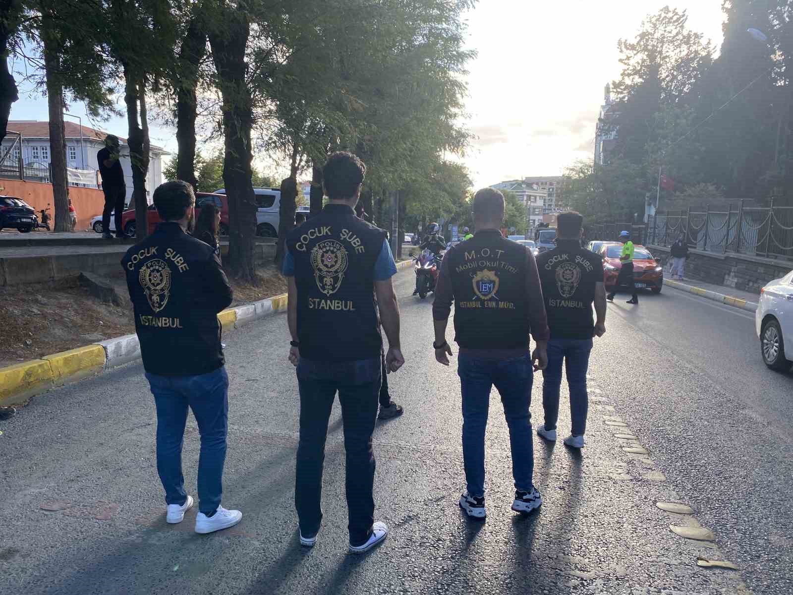 Küçükçekmece’de okul önleri ve çevresinde polis denetimi