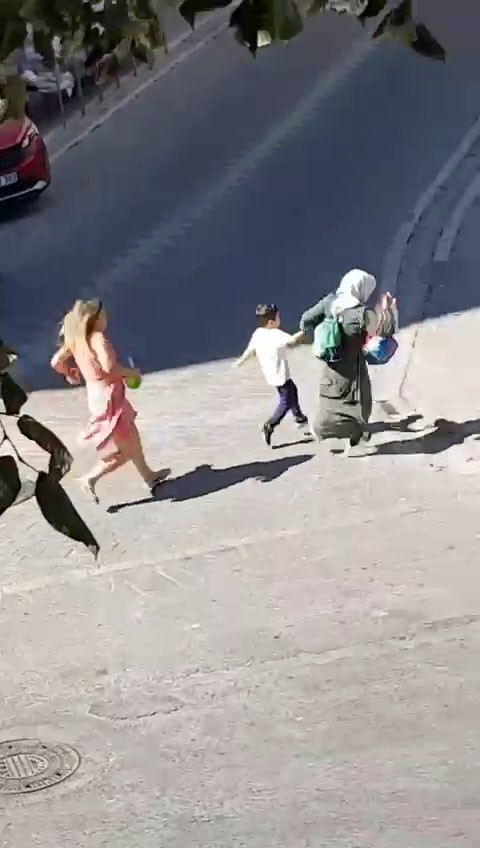 Esenyurt’ta yoldan geçenlere saldıran kadın kameralara yansıdı