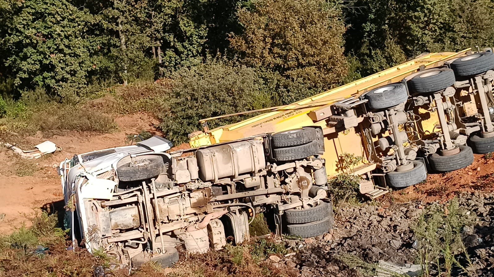 Tuzla’da hafriyat kamyonu devrildi: 1 ölü