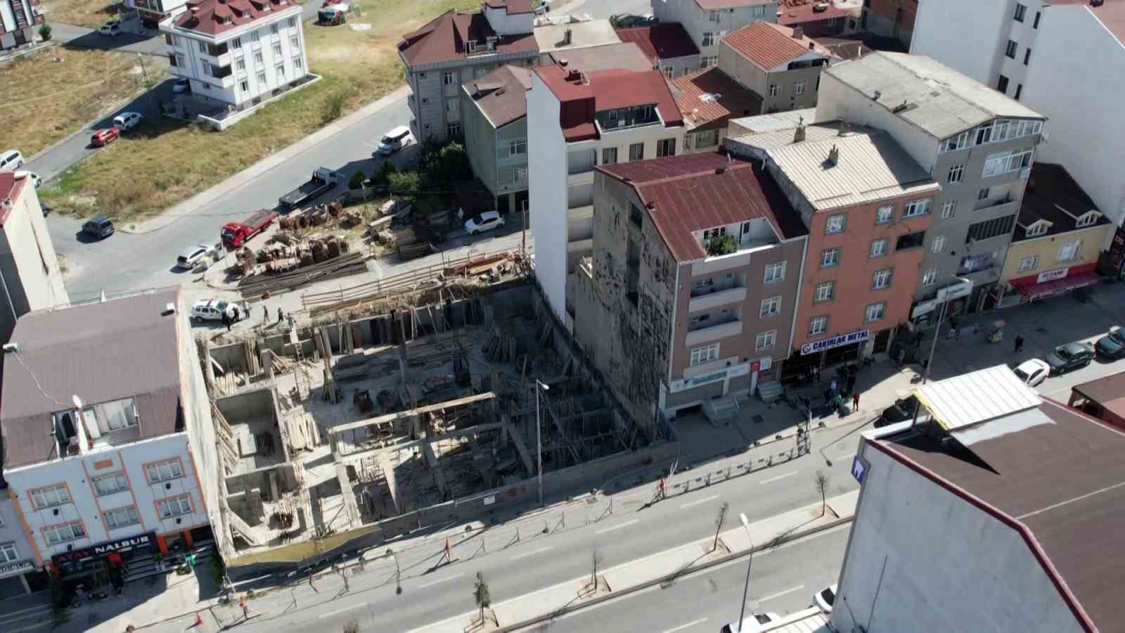 Arnavutköy’de inşaattan alınan hafriyat nedeniyle bir bina daha boşaltıldı