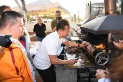 Başkan Yazıcı sözünü tuttu, Tuzla’nın özel çocuklarına cağ kebabı pişirdi