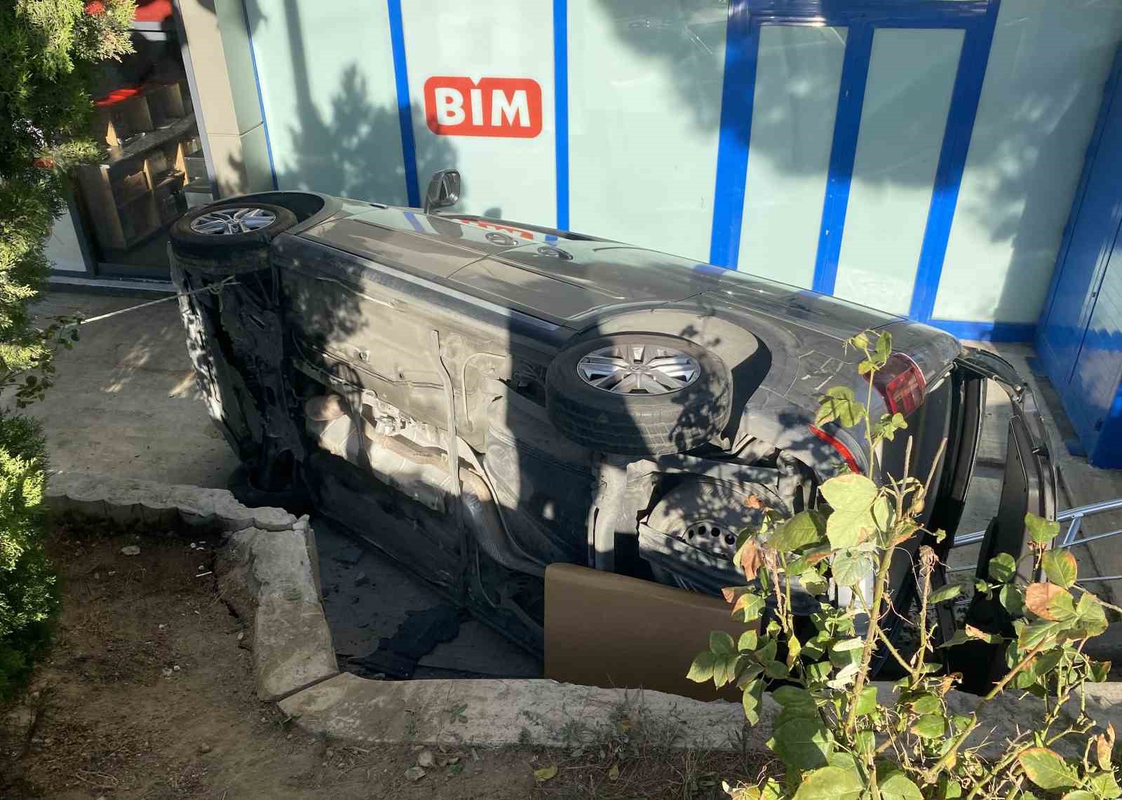 Beylikdüzü’nde aracının freni yerine gaza bastı iş merkezinin bahçesine uçtu: Kaza anı kamerada