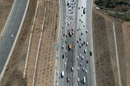 TEM Otoyolu’nda kaza yapan kamyondan düşen cam damacanalar trafiği kilitledi
