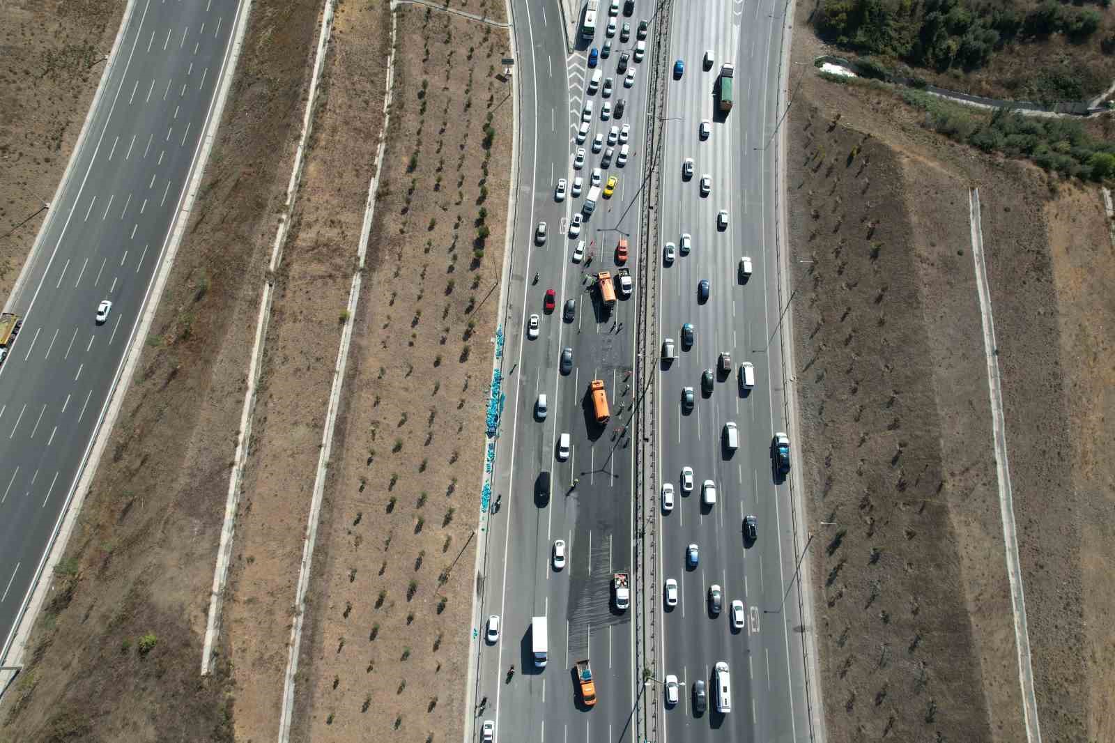 TEM Otoyolu’nda kaza yapan kamyondan düşen cam damacanalar trafiği kilitledi