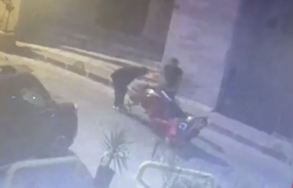 Fatih’te el arabasıyla motosiklet çaldılar