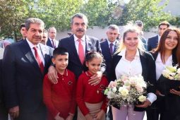 Esenler’de geri dönüşümden elde edilen defterler öğrencilere dağıtıldı