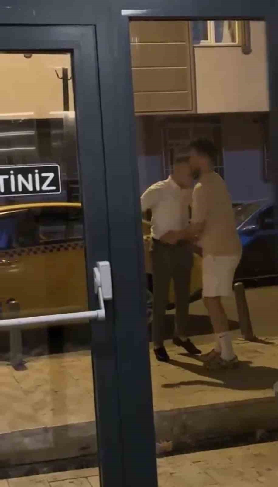 İstanbul’da taksici dehşeti kamerada: Yolcusunun sevgilisine kafa attı