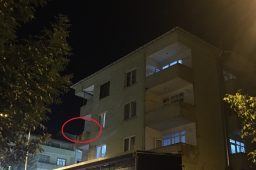 Elinde bıçakla eşini ve 2 yaşındaki çocuğunu esir aldı