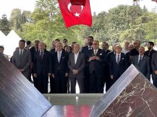 CHP Genel Başkanı Kılıçdaroğlu, Özal ve Menderes’in anıt mezarlarını ziyaret etti