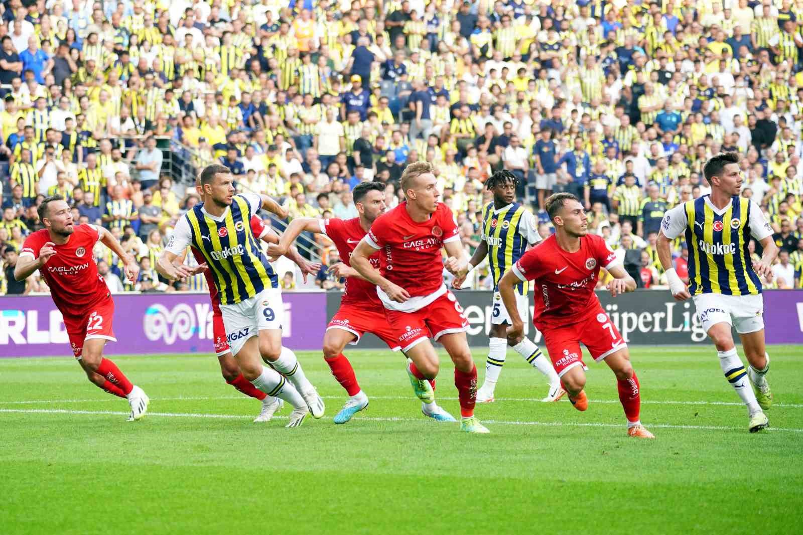 Trendyol Süper Lig: Fenerbahçe: 1 – Antalyaspor: 1 (İlk yarı)