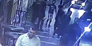 İstanbul’da aklı almaz olay kamerada: Kovulunca müşterilerin üstüne tiner attı