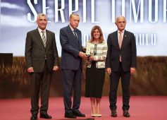 Serpil Timuray’a Dünya Türk İş Konseyi’nde ‘İş Dünyası Ödülü’