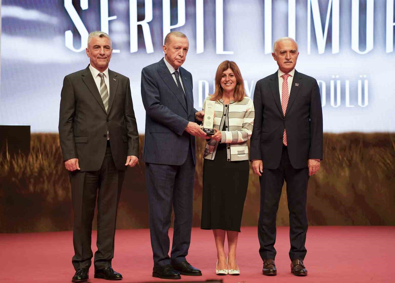 Serpil Timuray’a Dünya Türk İş Konseyi’nde ‘İş Dünyası Ödülü’