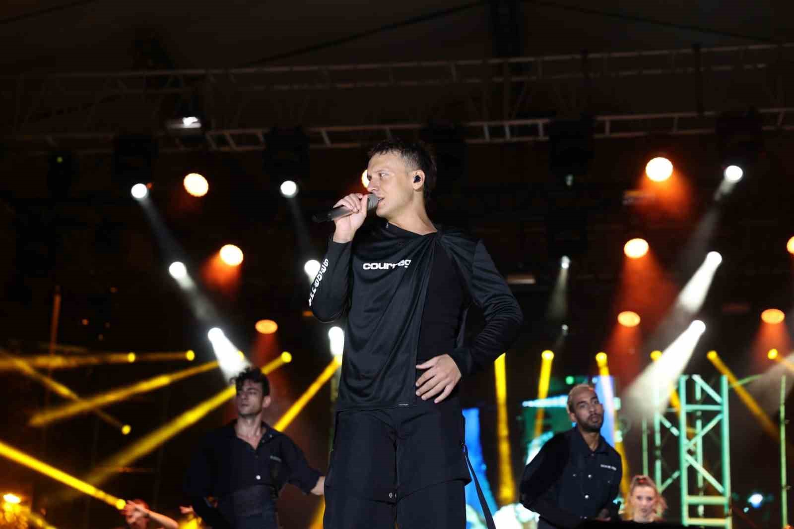 Edis Ataşehir’de hayranlarına unutulmaz bir gece yaşattı