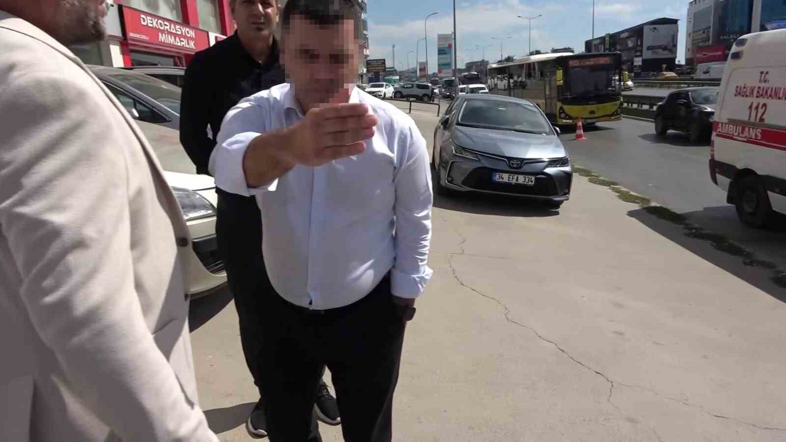 Pendik’te kaza sonrası banka görevlisinden basına mensuplarına müdahale