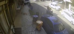Şişli’de silahlı saldırı kamerada: Dükkanın önünde oturan adama ateş açtılar