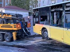 Başakşehir’de devrilen İETT otobüsü kaldırıldı