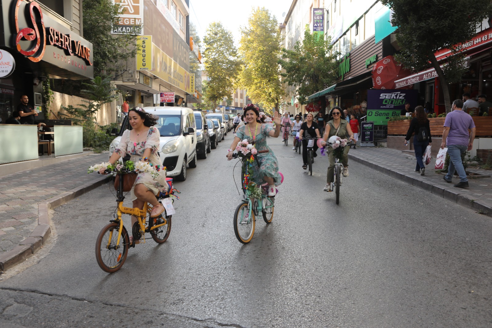 Süslü Kadınlar Gebze'de pedal çevirdi!