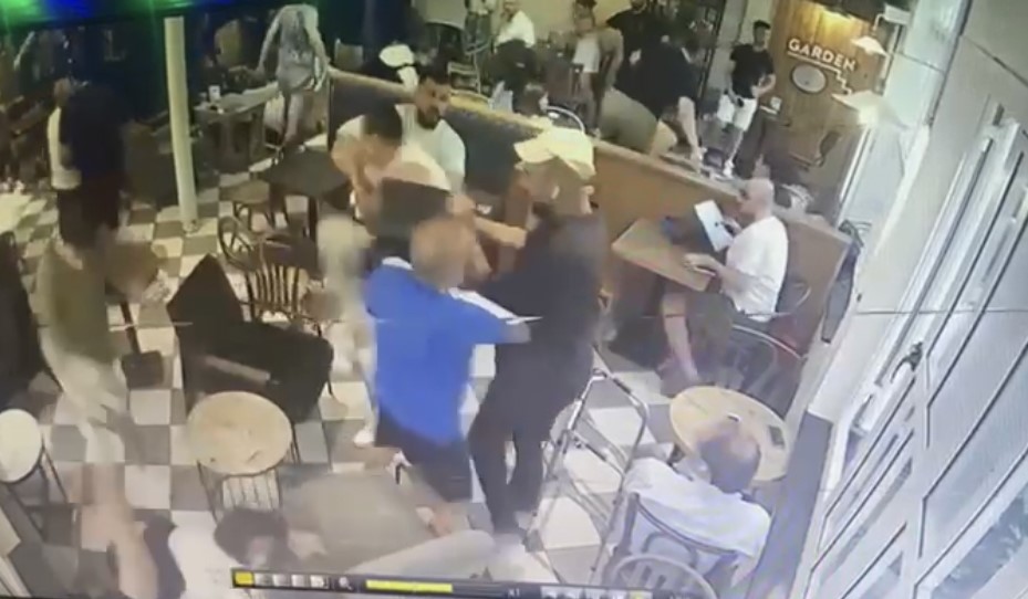 Fenomenlerin tekme ve yumruklu kavgası! Masa ve sandalyeler havada uçuştu Fenomenlerin tekme ve yumruklu kavgası! Masa ve sandalyeler havada uçuştu