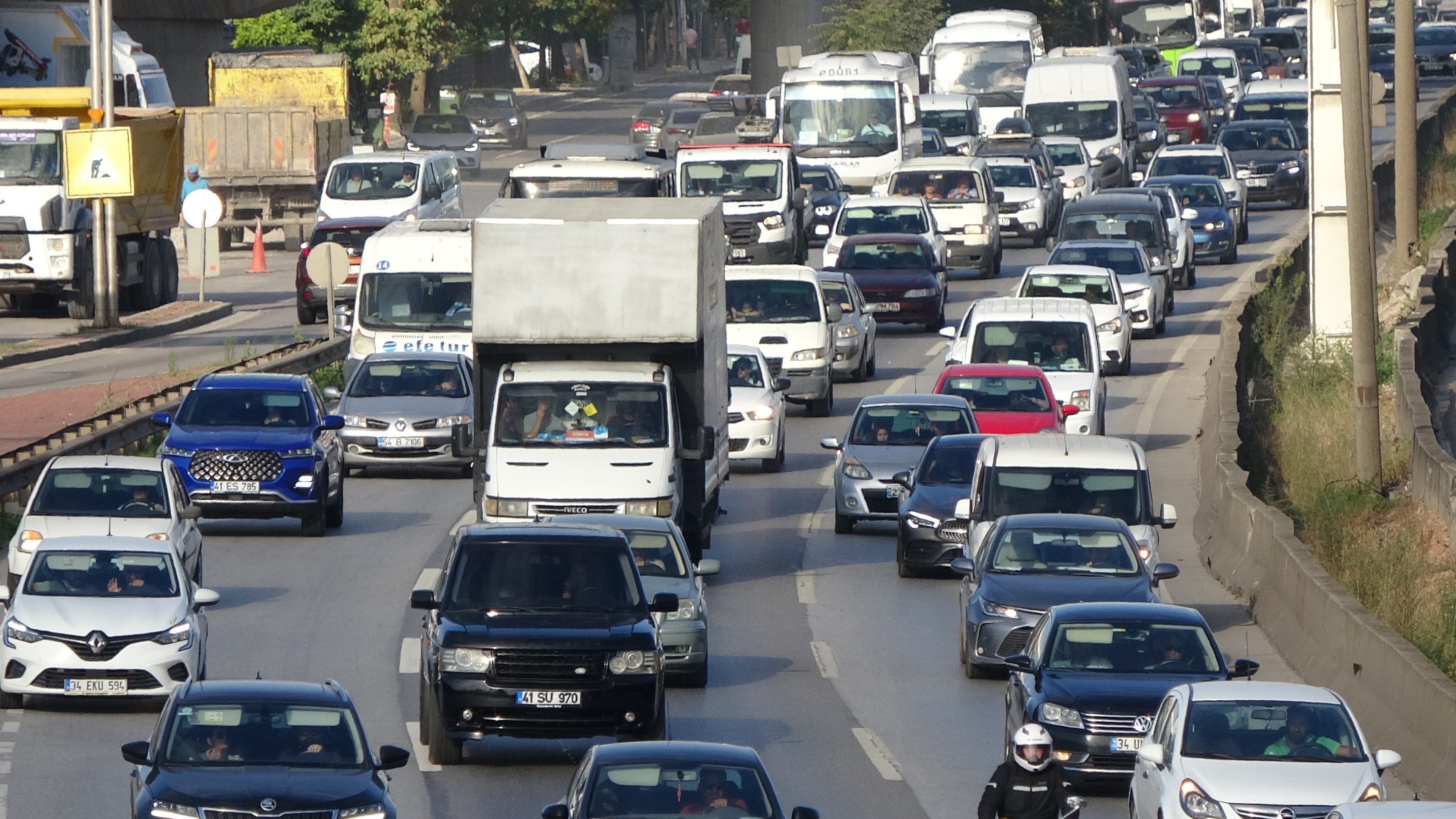 Okullar açıldı! Kocaeli'de okul trafiği başladı Okullar açıldı! Kocaeli'de okul trafiği başladı