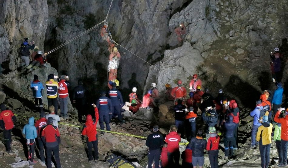 Mide kanaması geçiren ABD’li bilim adamı 9 gün sonra mağaradan çıkartıldı Mide kanaması geçiren ABD’li bilim adamı 9 gün sonra mağaradan çıkartıldı