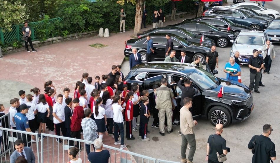 Vali Seddar Yavuz, TOGG'la öğrencileri gezdirdi Vali Seddar Yavuz, TOGG'la öğrencileri gezdirdi