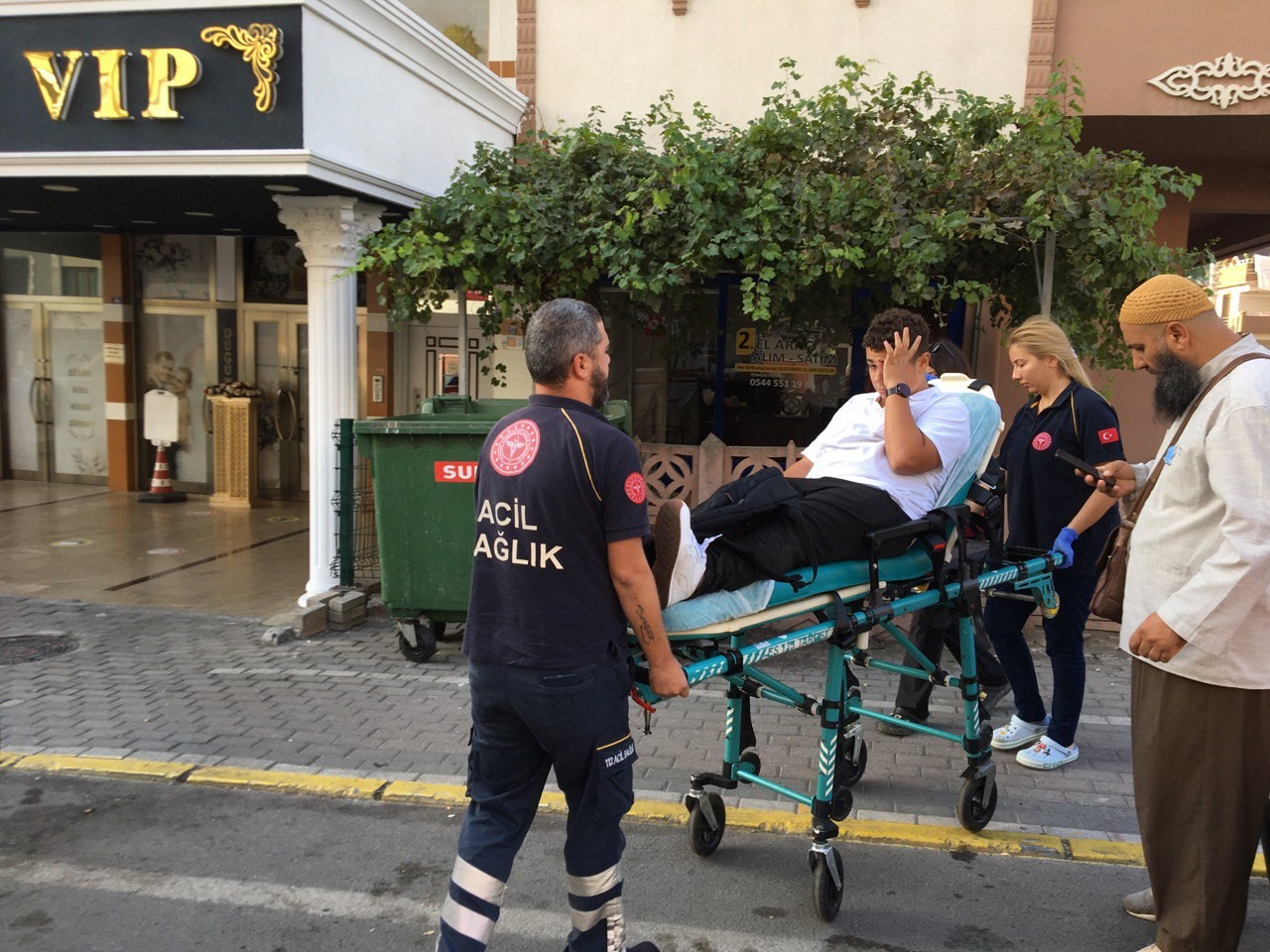 Binbin ile okula giden lise öğrencisine otomobil çarptı Binbin ile okula giden lise öğrencisine otomobil çarptı