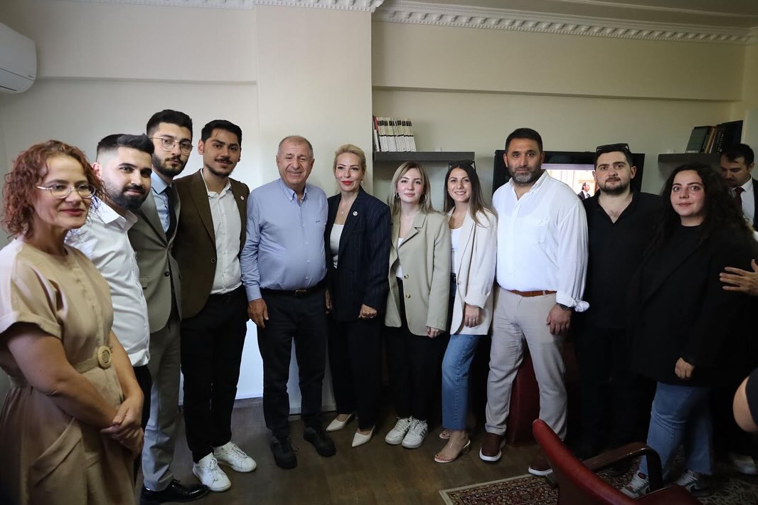 Ümit Özdağ, Gebze'de meşalelerle karşılandı! Ümit Özdağ, Gebze'de meşalelerle karşılandı!