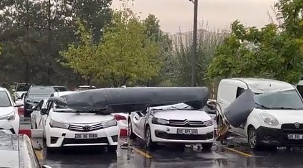 Ankara semalarında uçan F-4 savaş uçağının bir parçası açık bir otoparka düştü! Ankara semalarında uçan F-4 savaş uçağının bir parçası açık bir otoparka düştü!