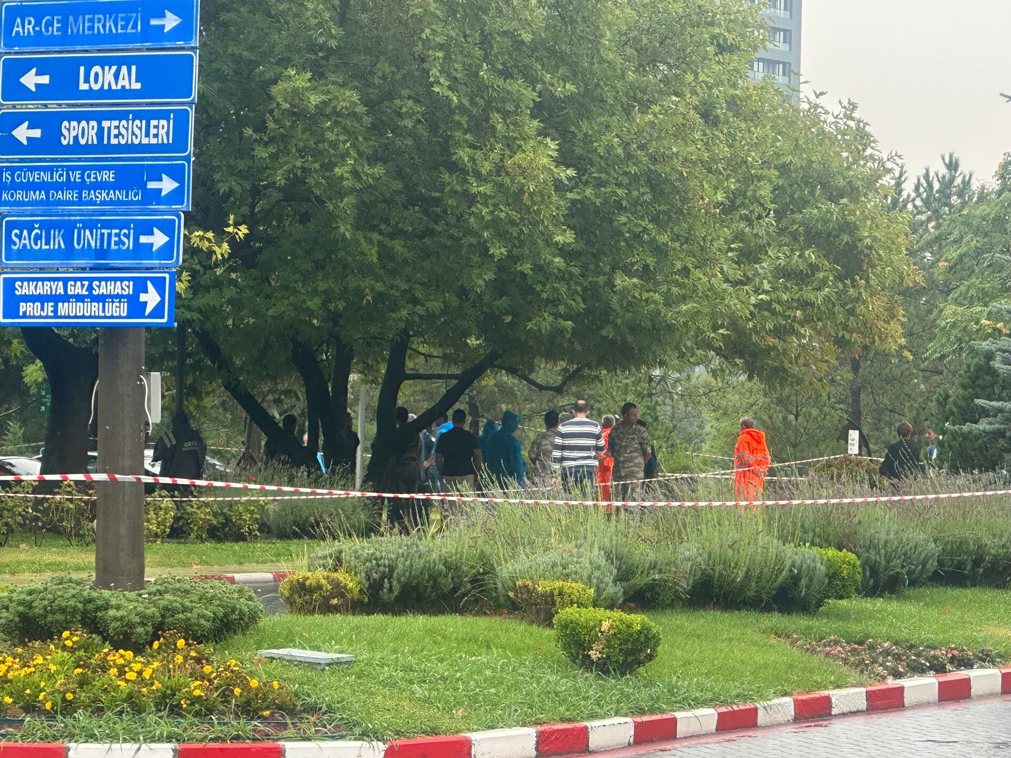 Ankara semalarında uçan F-4 savaş uçağının bir parçası açık bir otoparka düştü! Ankara semalarında uçan F-4 savaş uçağının bir parçası açık bir otoparka düştü!