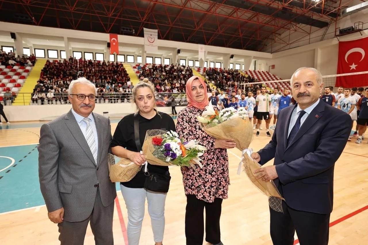 Gebze Belediyesi’nden Şehit Voleybolcu İçin Vefa Turnuvası Gebze Belediyesi’nden Şehit Voleybolcu İçin Vefa Turnuvası