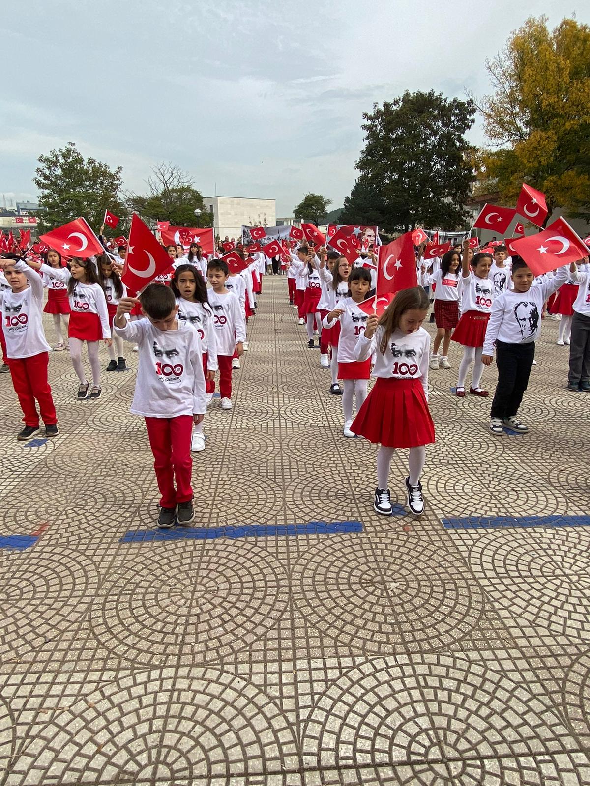 Mutlukent İlkokulu’nda 100. yıl coşkusu Mutlukent İlkokulu’nda 100. yıl coşkusu