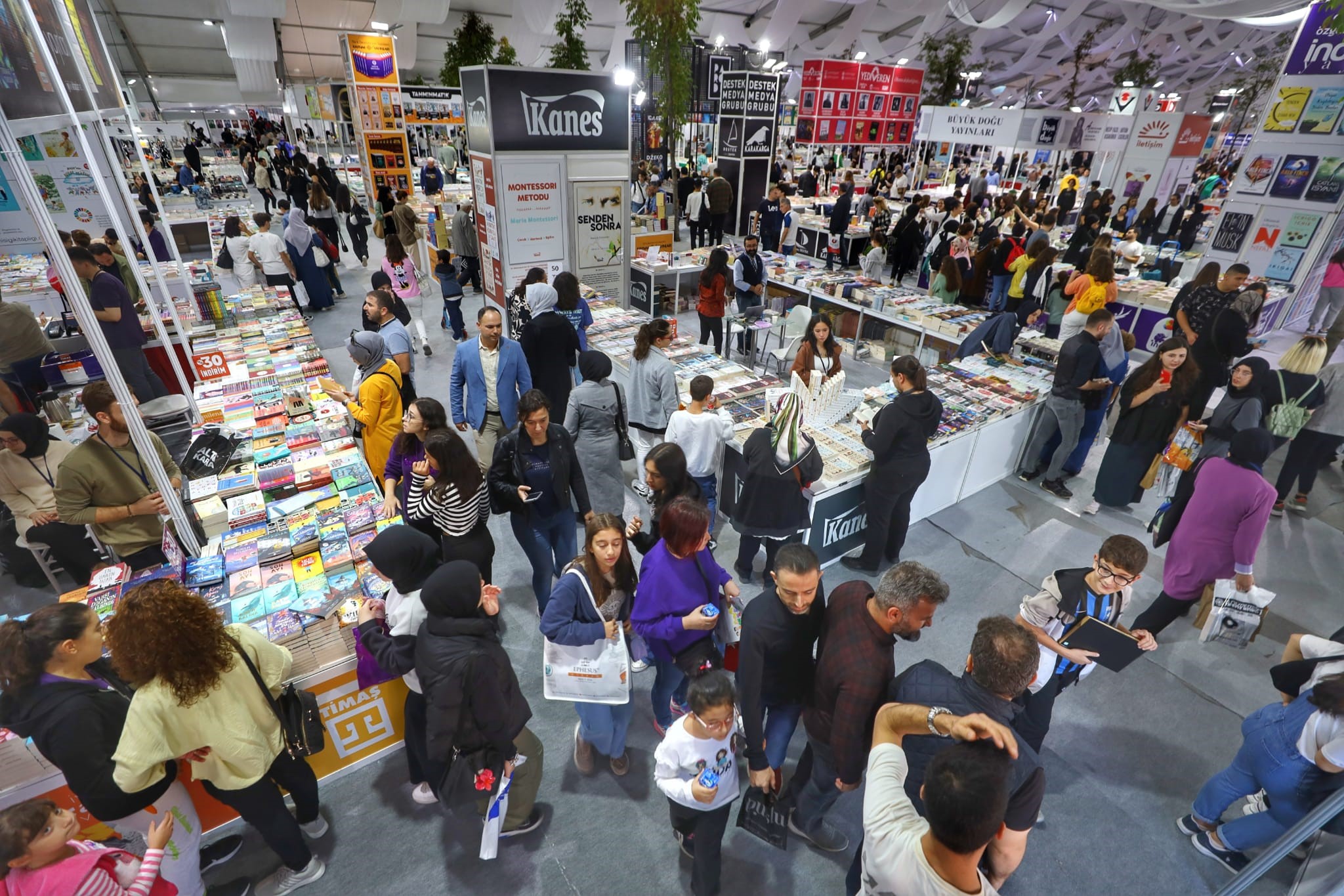 Kitap Fuarını 988 bin kişi ziyaret etti Kitap Fuarını 988 bin kişi ziyaret etti
