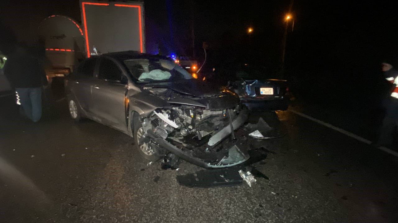 Kocaeli'de ortalık savaş alanına döndü! 26 araç kazaya karıştı, 13 kişi yaralandı