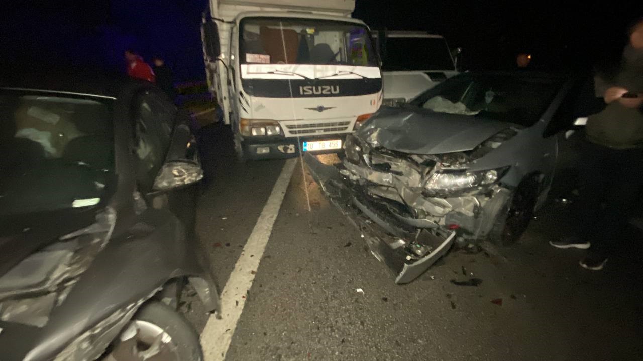 Kocaeli'de ortalık savaş alanına döndü! 26 araç kazaya karıştı, 13 kişi yaralandı
