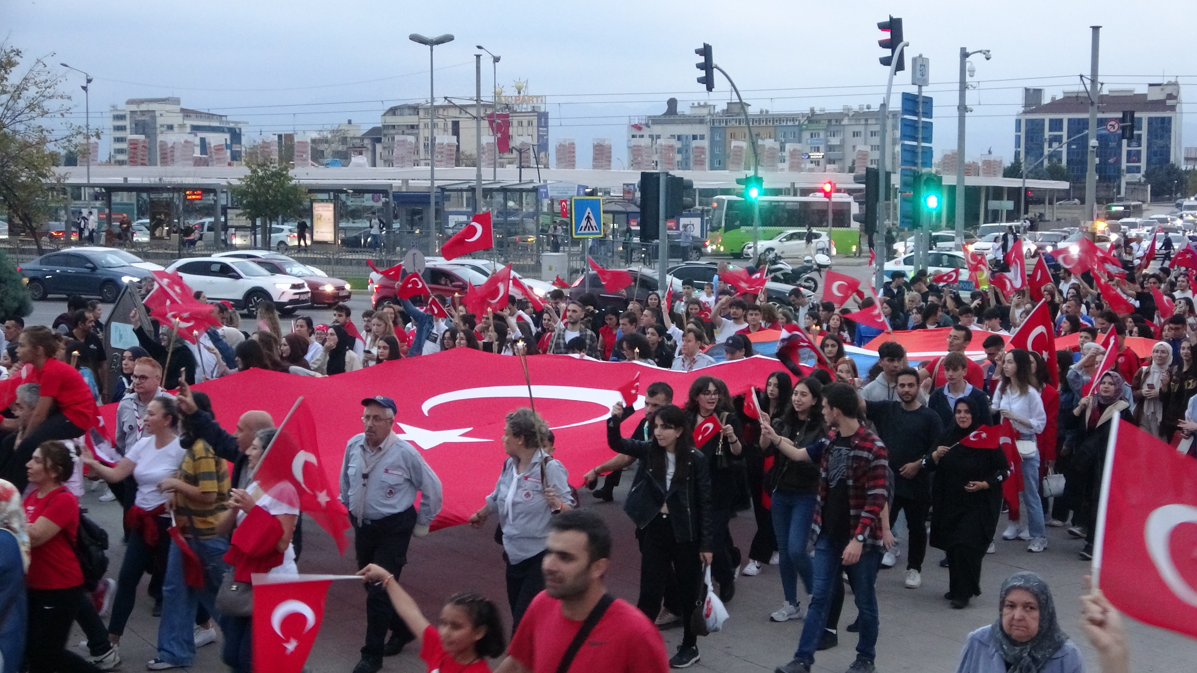 Cumhuriyet’in 100. yıl dönümünde fener alayında buluştular