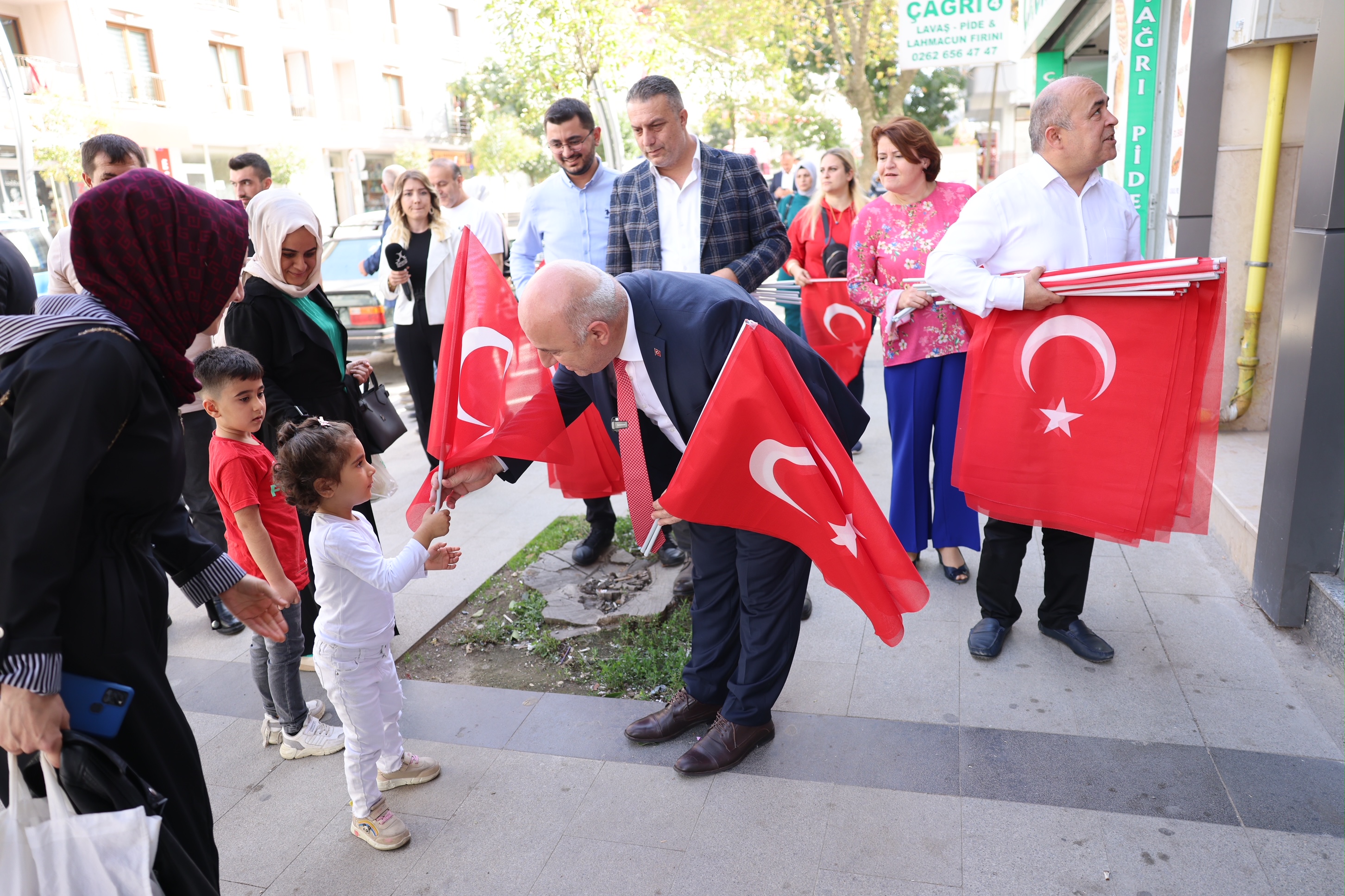 Başkan Bıyık, esnafa bayrak dağıttı