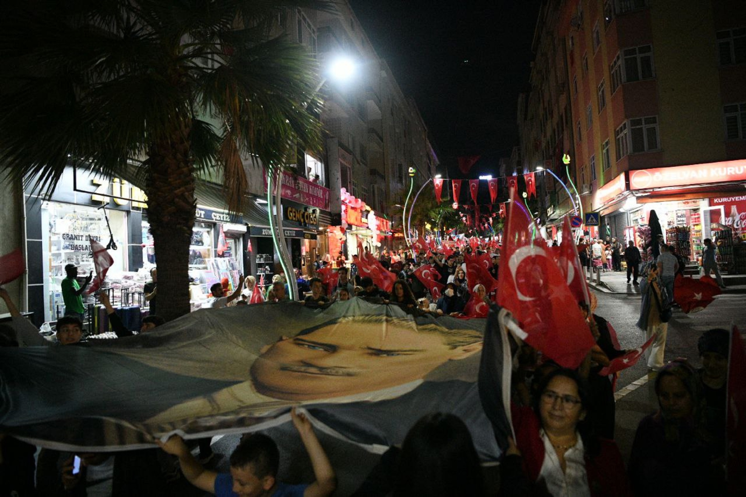 Fenerler Cumhuriyet için yakıldı!