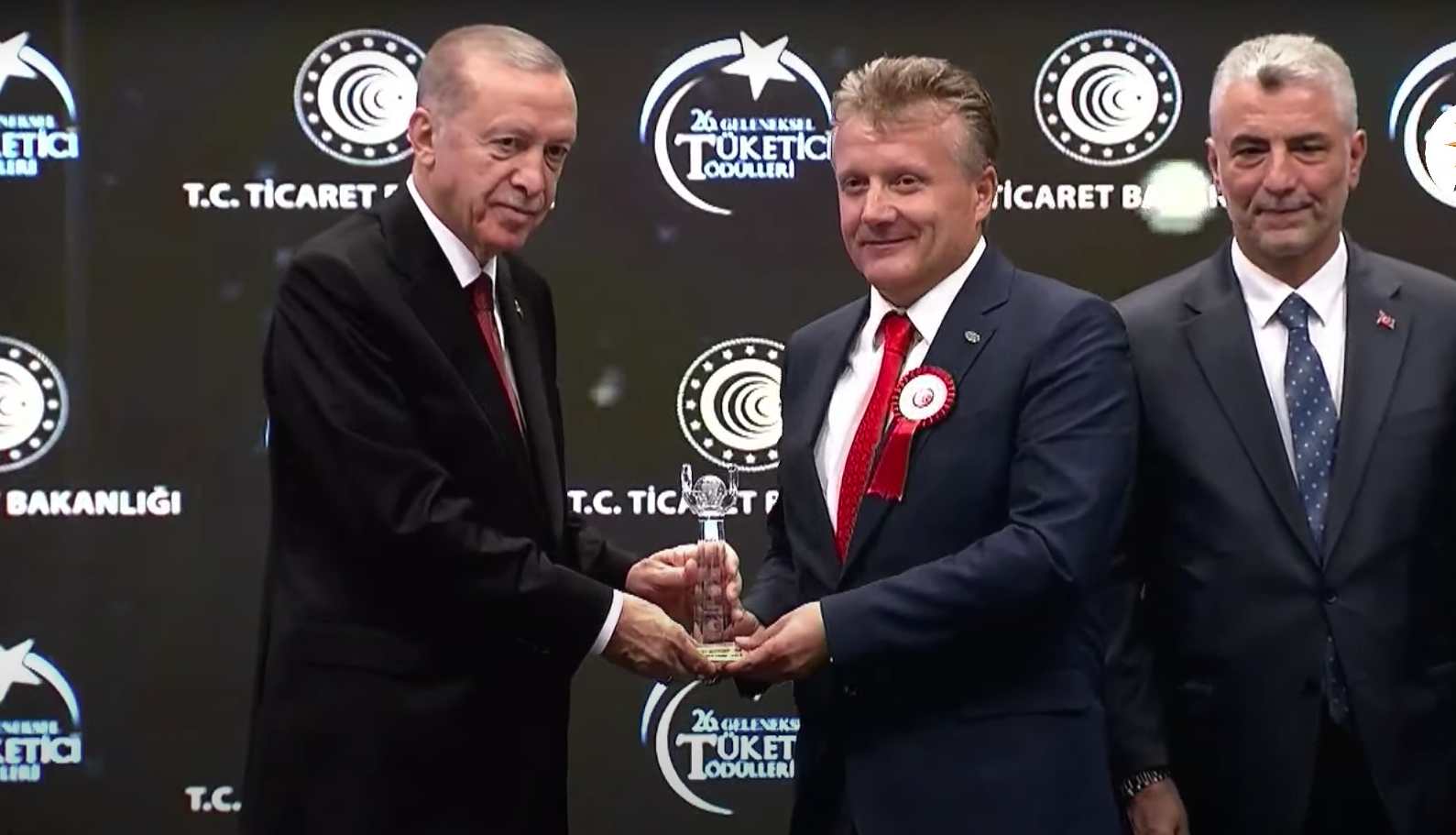 26.GELENEKSEL TÜKETİCİ ÖDÜLÜ’NÜ CUMHURBAŞKANI ERDOĞAN’IN ELİNDEN ALDI;