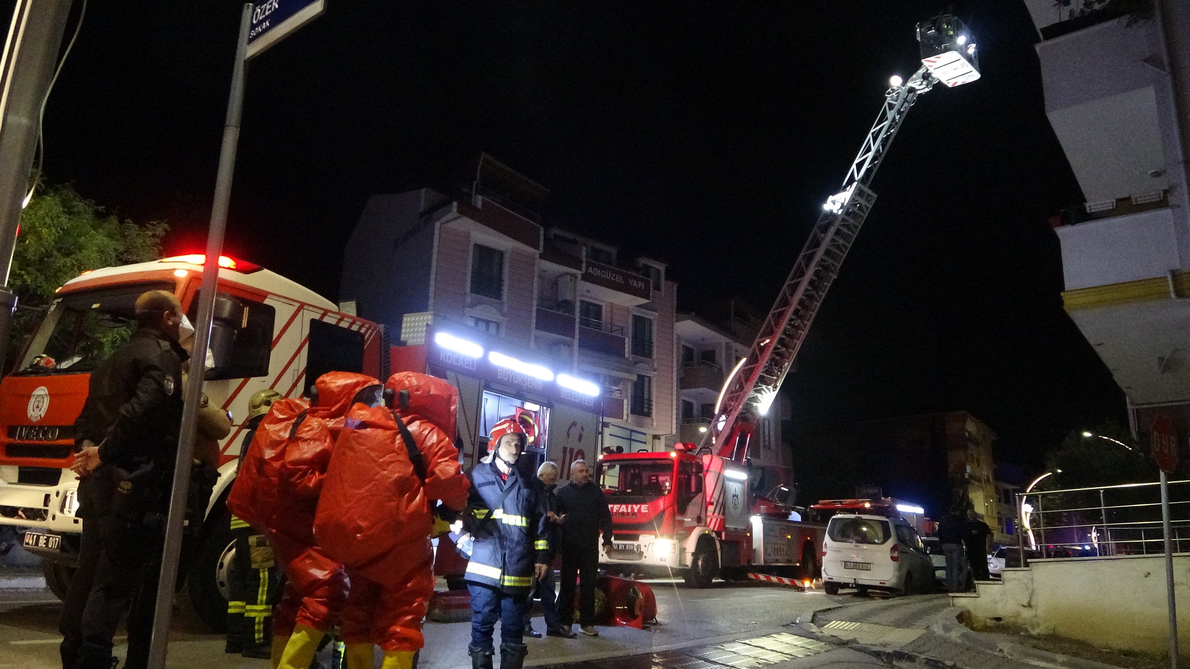 Kocaeli'de patlamanın olduğu sokakta incelemeler yapıldı! Kocaeli'de patlamanın olduğu sokakta incelemeler yapıldı!