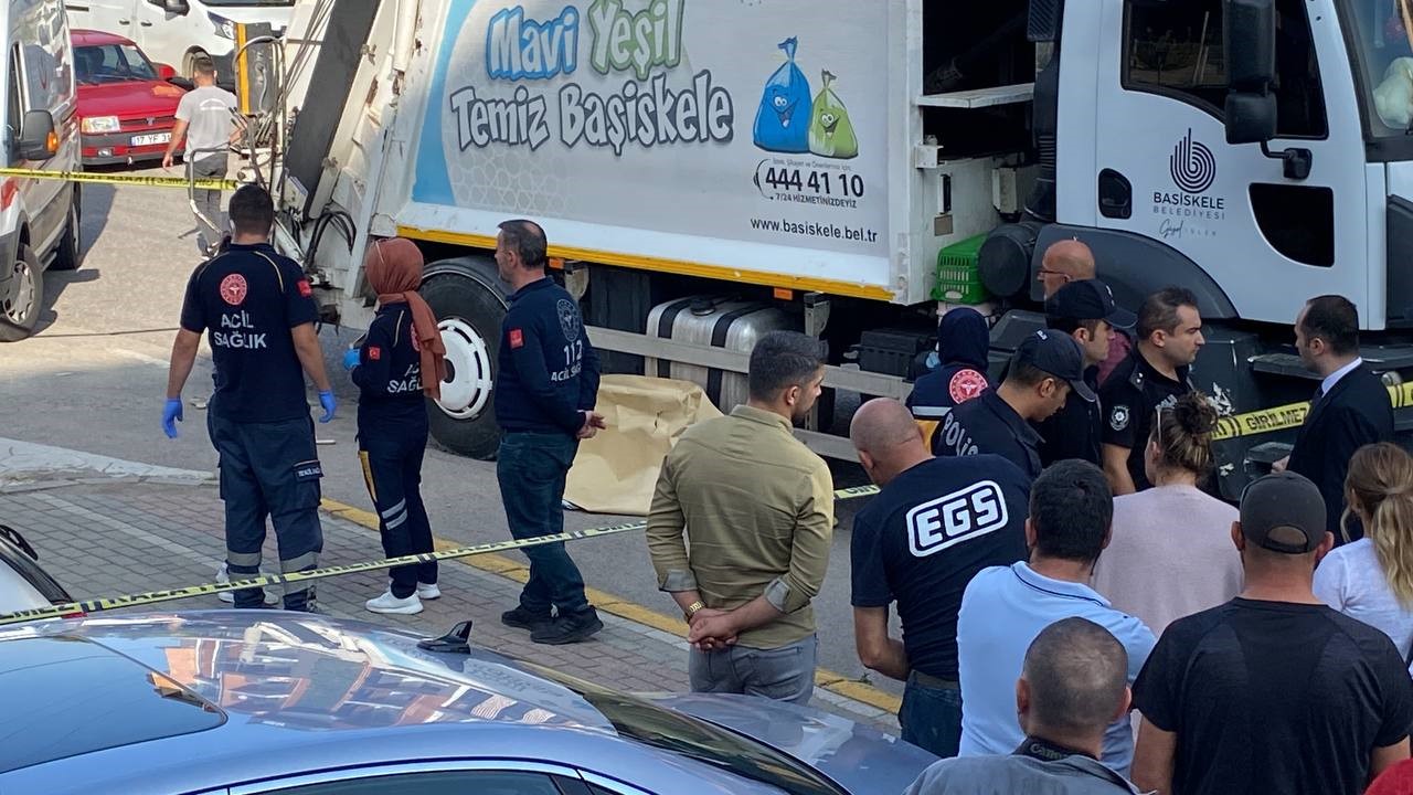Çöp kamyonunun çarptığı yaşlı kadın hayatını kaybetti! Çöp kamyonunun çarptığı yaşlı kadın hayatını kaybetti!