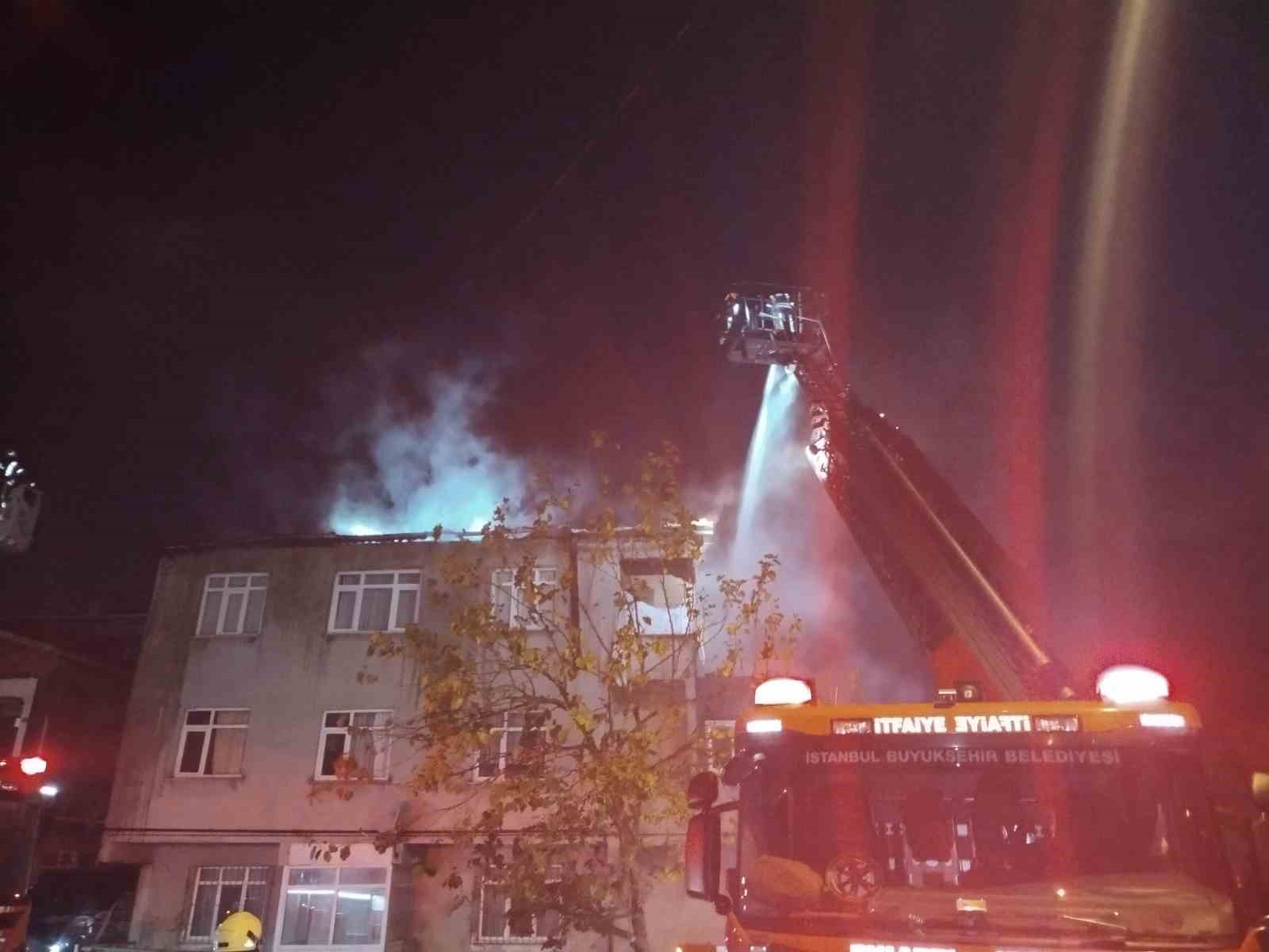 Ataşehir’de binanın çatısı alev alev yandı