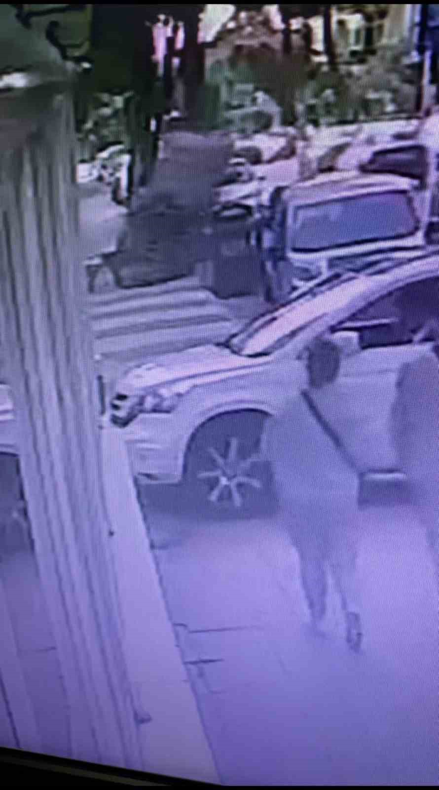 Maltepe’de kilolarca ağırlıktaki su deposu otomobilin üzerine böyle devrildi
