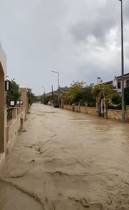İstanbul Silivri’de caddeler ve sokaklar göle döndü