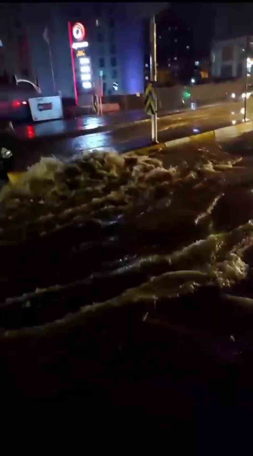 Pendik’te kanalizasyon borusu patladı, cadde göle döndü