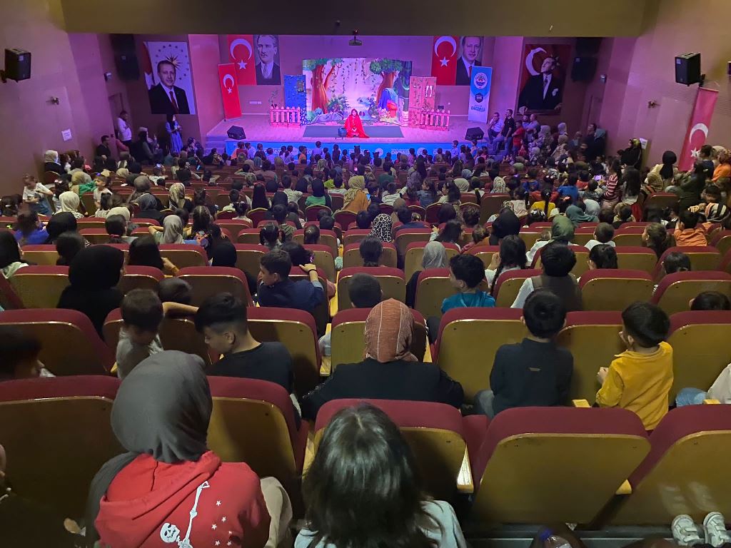 Dilovalı Çocuklar Tiyatroya Doydu 