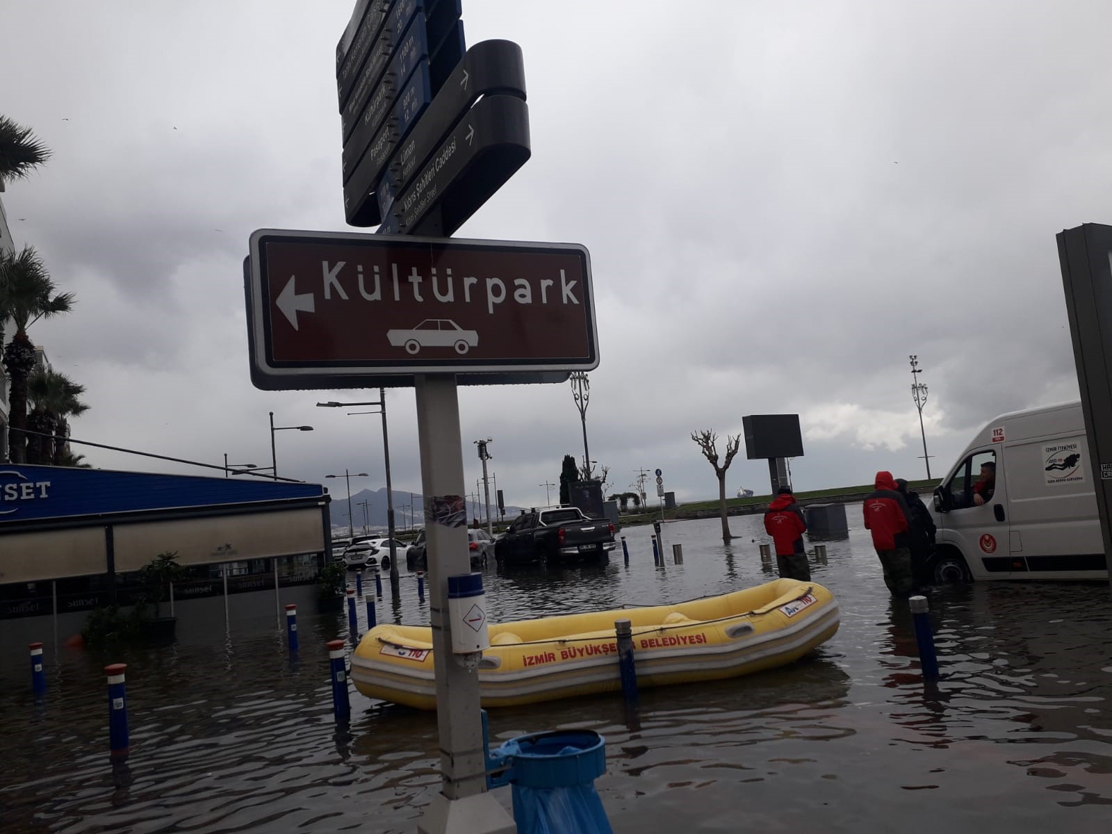 İzmir'de fırtınanın verdiği hasar gün aydınlanınca ortaya çıktı