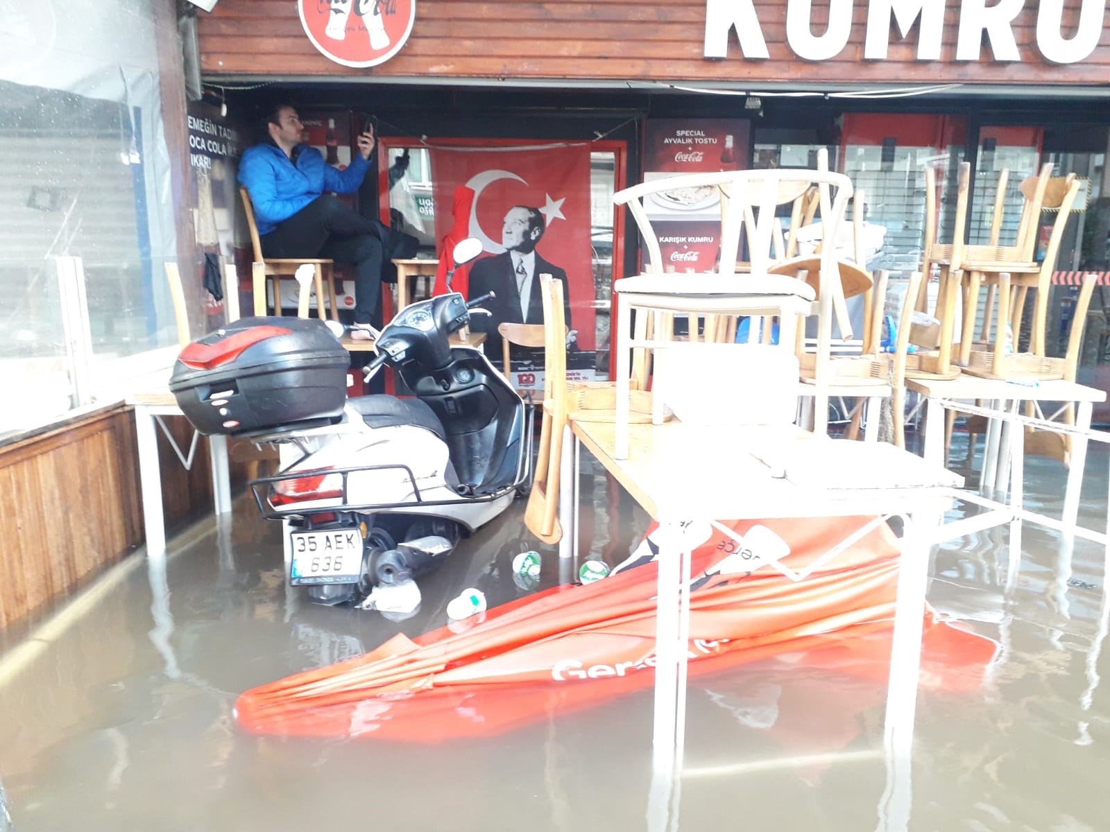 İzmir'de fırtınanın verdiği hasar gün aydınlanınca ortaya çıktı